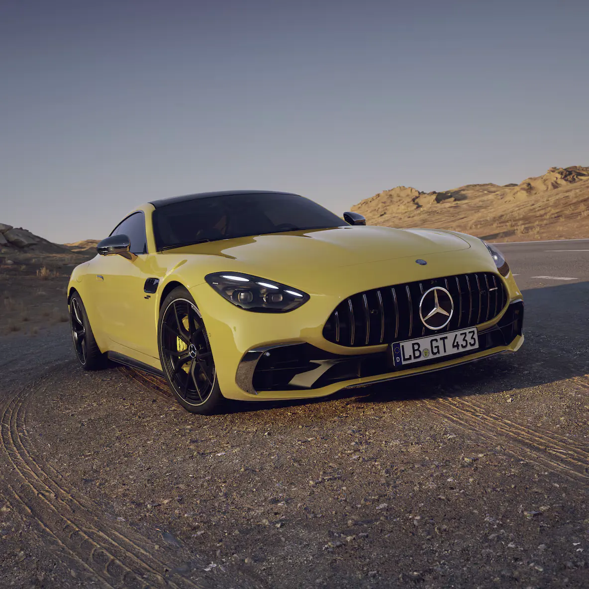 Gele Mercedes-AMG GT in de woestijn