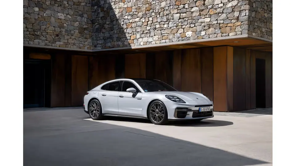 Witte Porsche Panamera voor een moderne villa